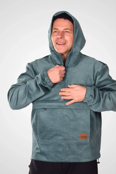 Frontansicht einer Schlupfjacke von Helden & Halunken mit aufgesetzter, gefütterter Kapuze