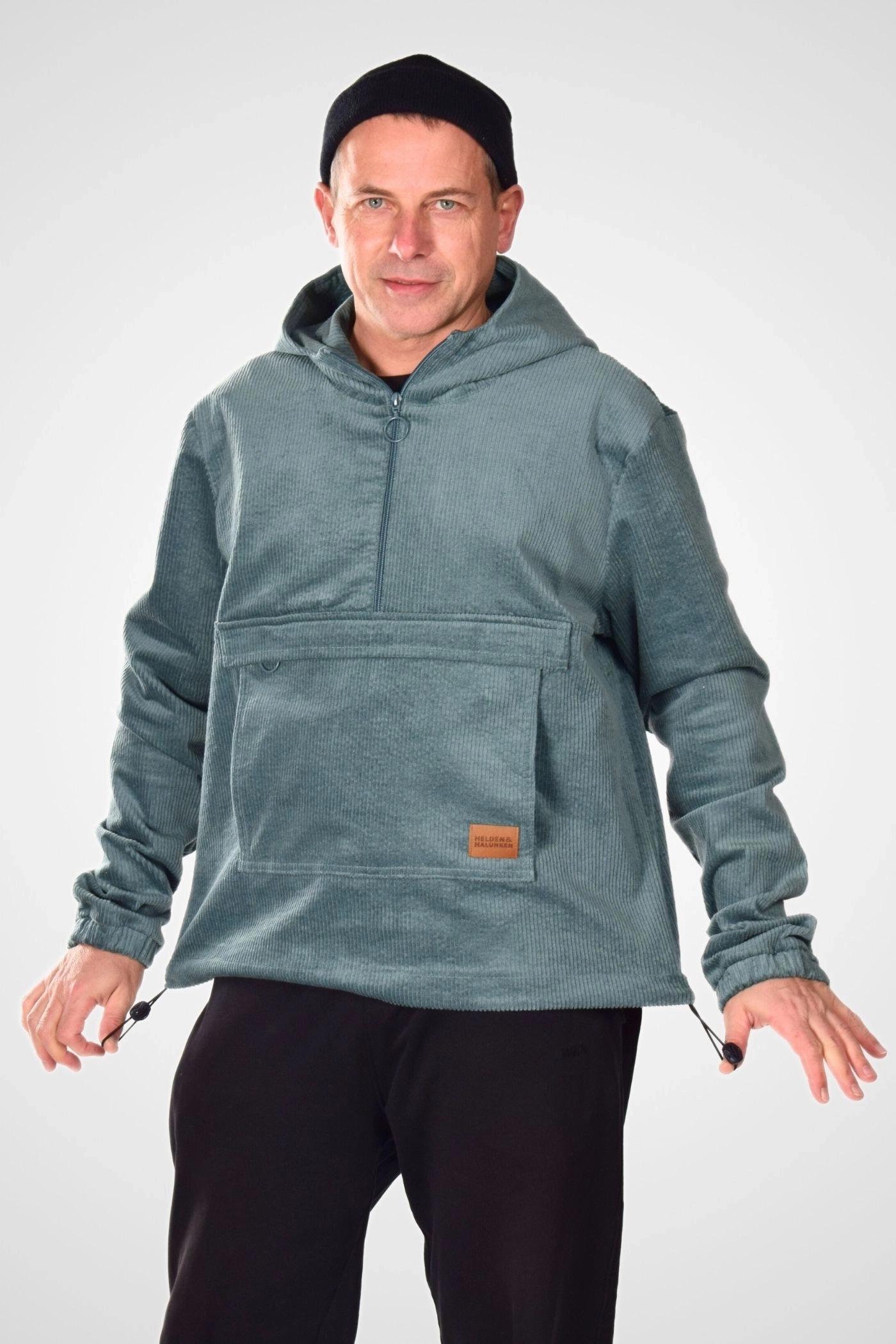 Frontansicht einer Schlupfjacke aus Cord von Helden & Halunken