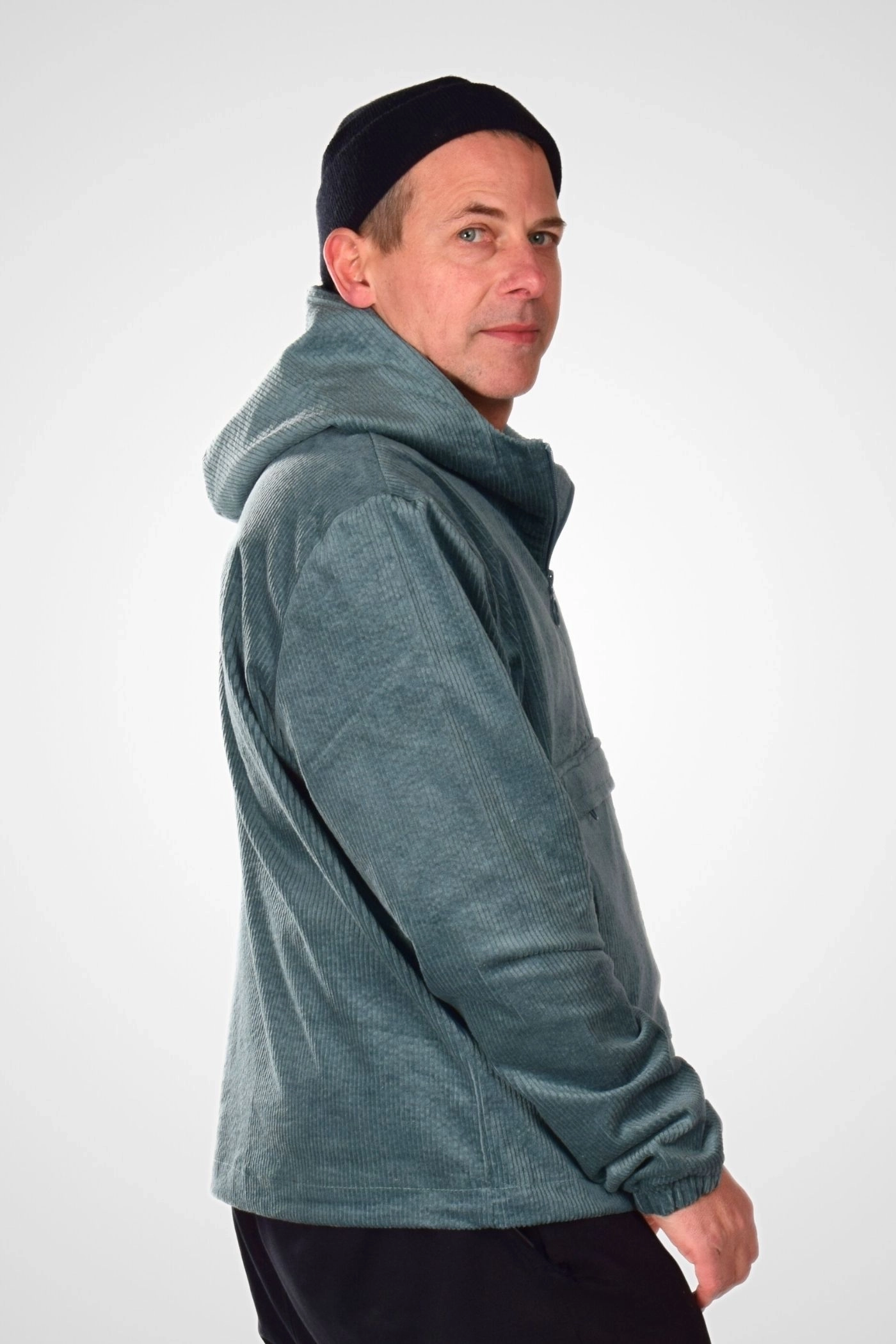 Schlupfjacke von Helden & Halunken seitlich gezeigt mit gefütterter Kapuze