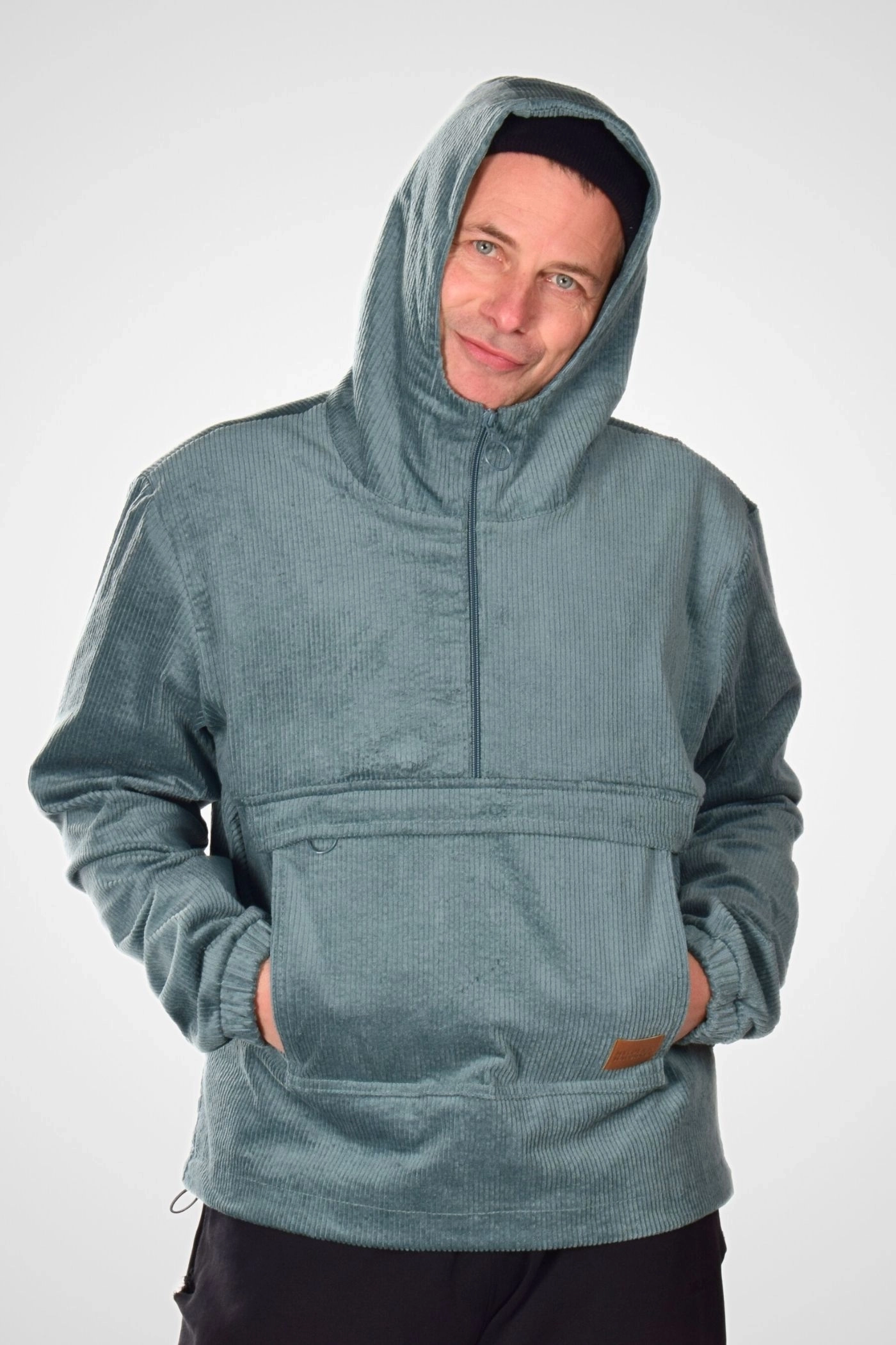 Schlupfjacke "Freerik" von Helden & Halunken frontal gezeigt mit Kapuze aufgesetzt