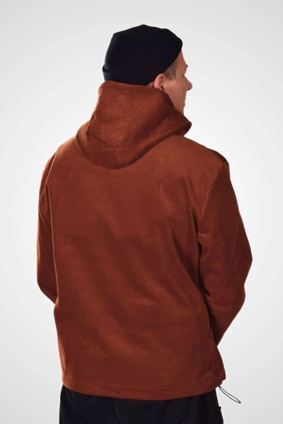 Rückansicht der Schlupfjacke "Freerik" von Helden & Halunken mit herabliegender Kapuze