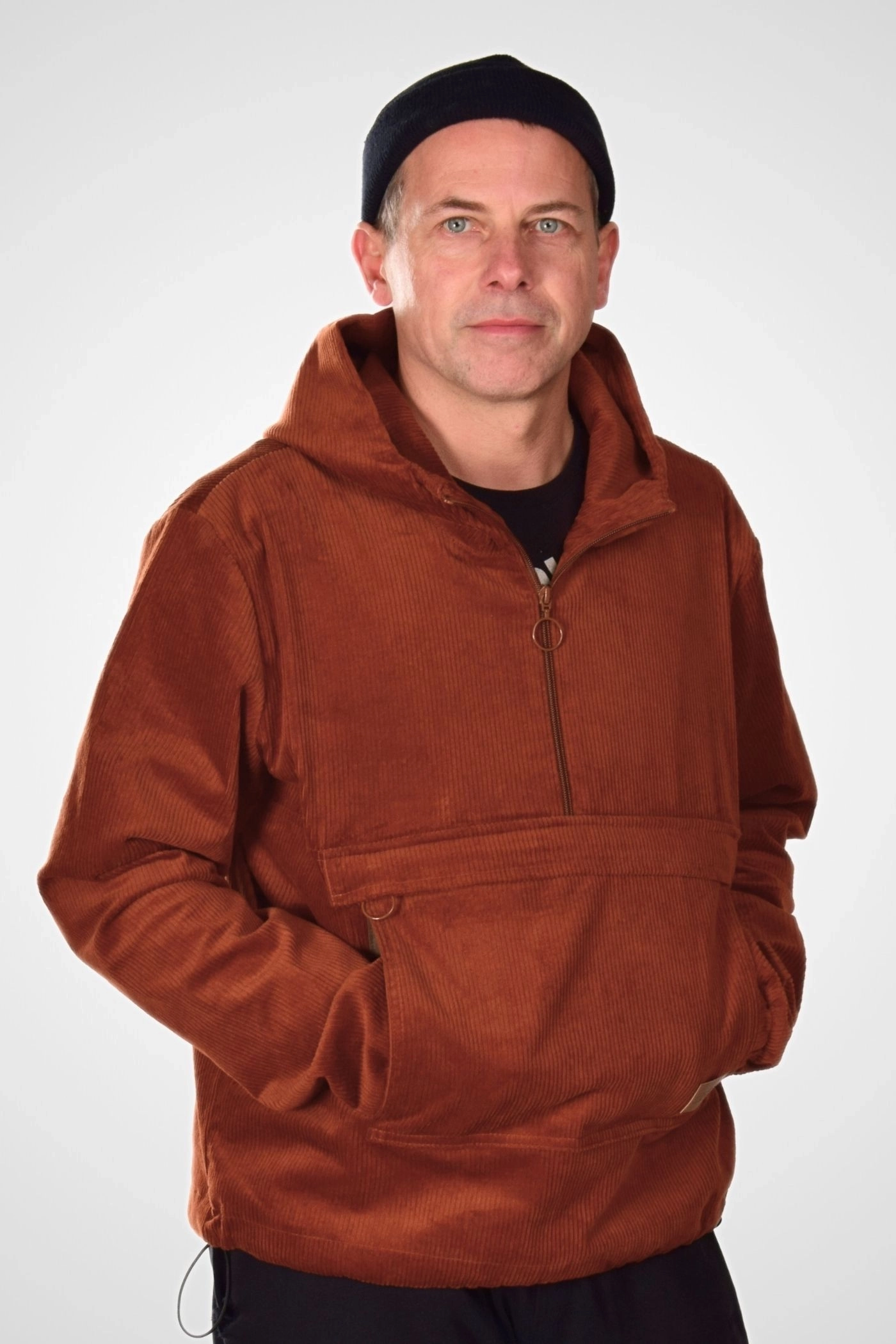 Frontansicht einer Schlupfjacke "Freerik" von Helden & Halunken mit halb geschlossenem Reißverschluss