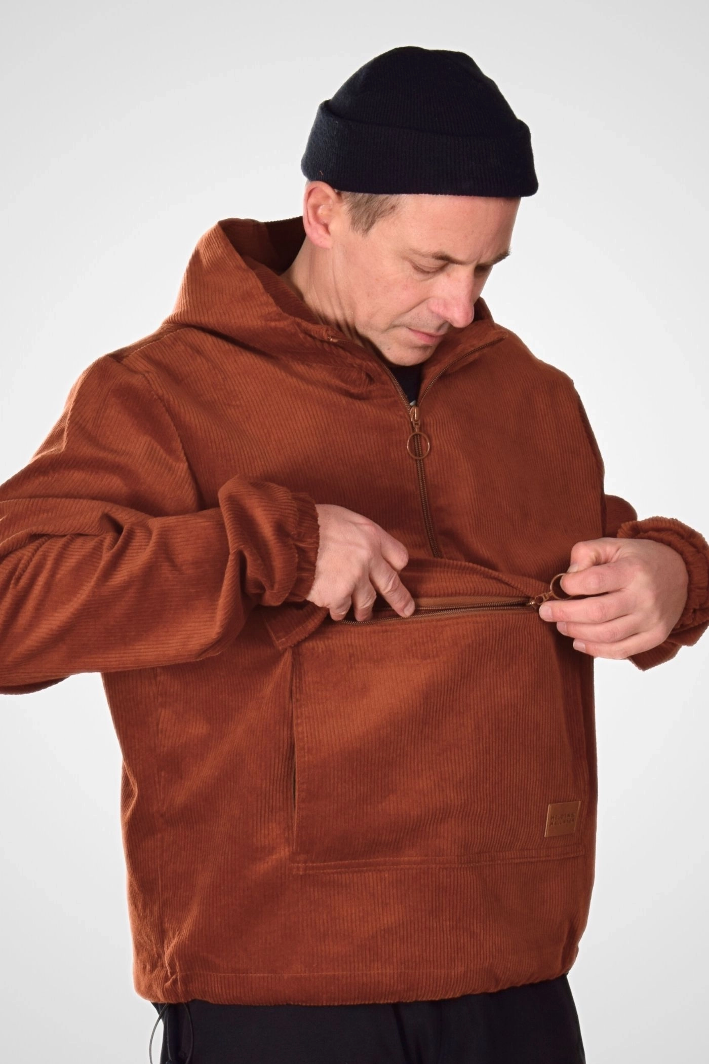 Frontale Ansicht der Schlupfjacke von Helden & Halunken mit gefütterter Kapuze