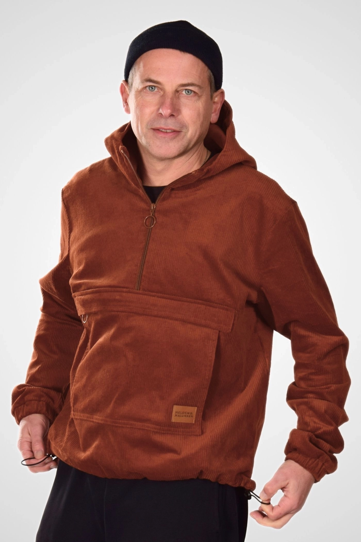 Schlupfjacke aus Cord von Helden & Halunken frontal dargestellt mit geöffnetem Reißverschluss