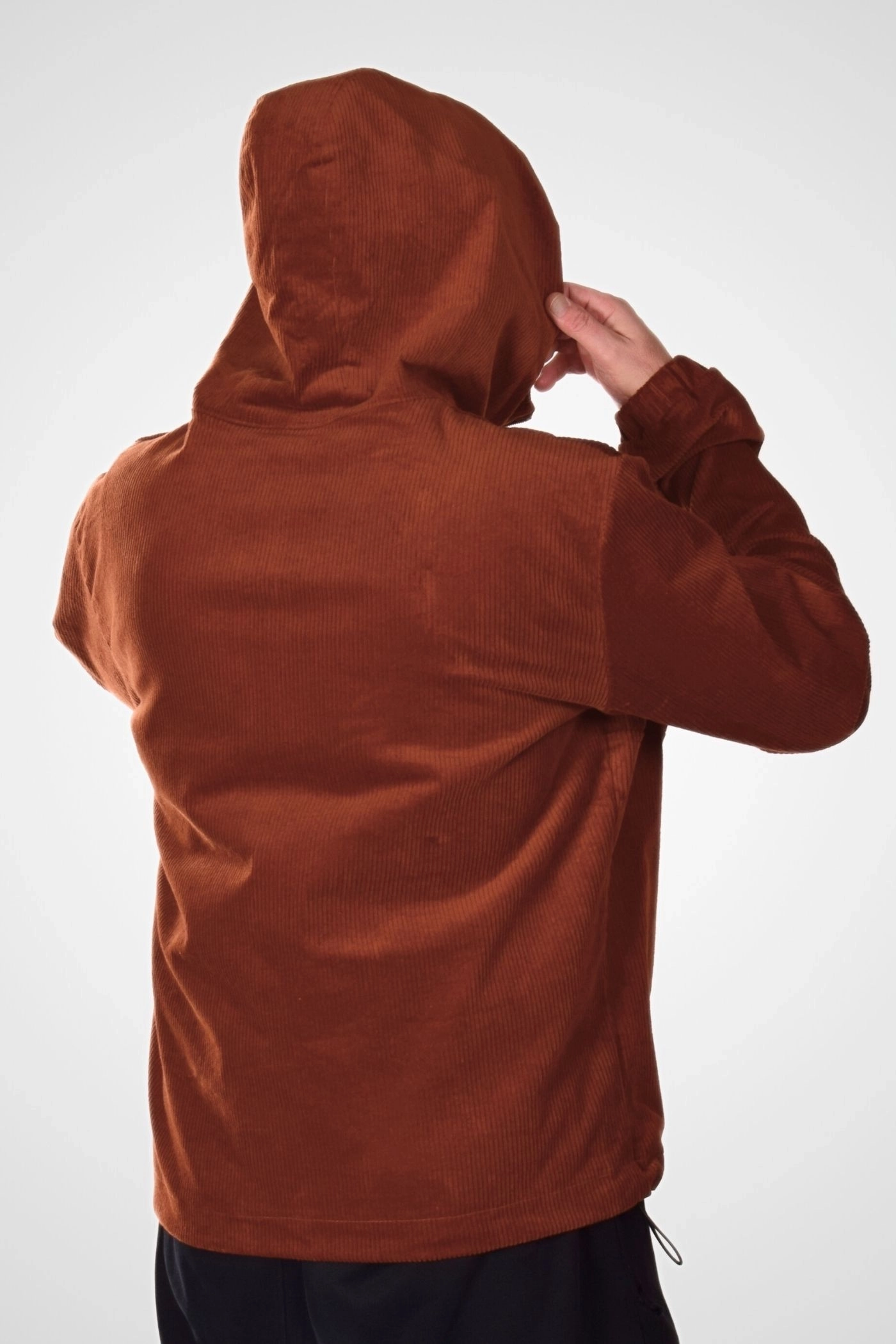Rückenansicht einer Schlupfjacke aus Cord in braun von Helden & Halunken mit aufgesetzter Kapuze
