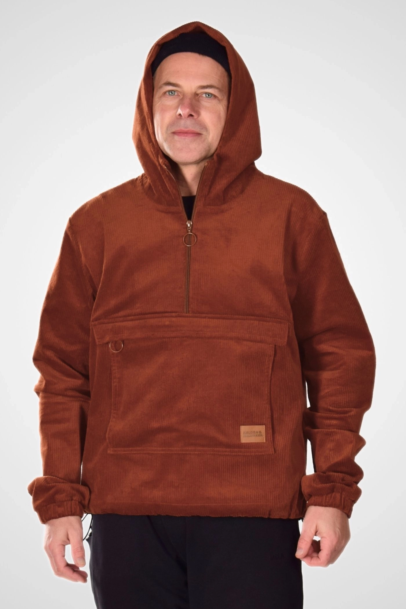 Frontansicht einer Schlupfjacke "Freerik" von Helden & Halunken mit aufgesetzter Kapuze