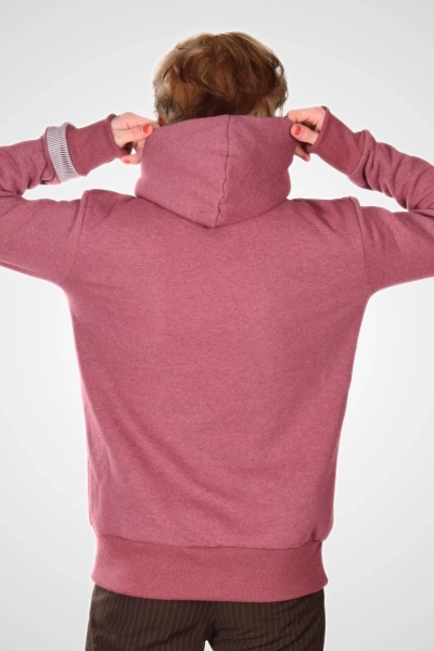 Rückenansicht eines altrosa farbigen Kapuzenpullis von Potatoes mit herabliegender Kapuze