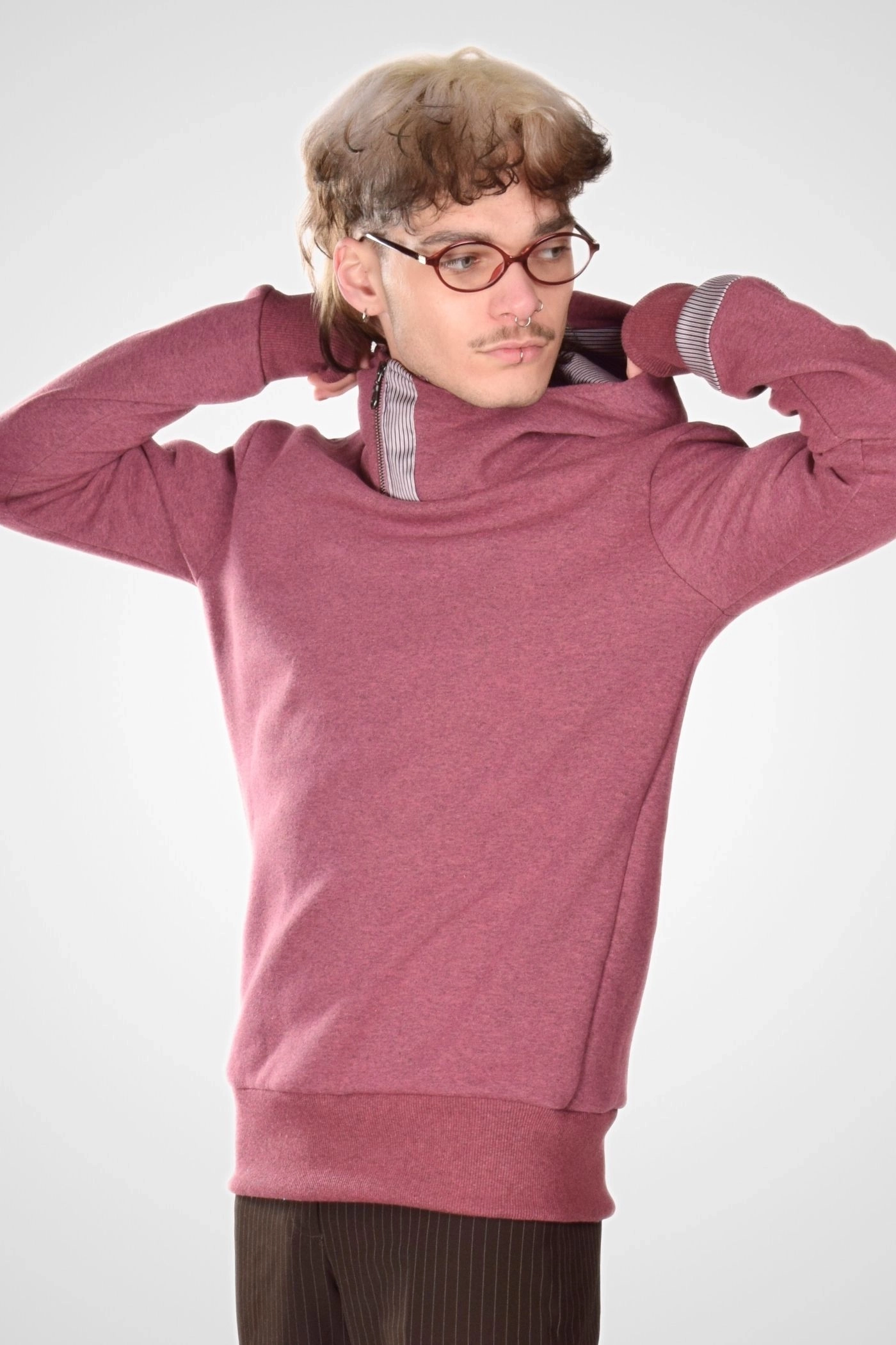 Kapuzenpullover "Carlo" von Potatoes mit seitlichem Reißverschluss am Kragen, Frontansicht