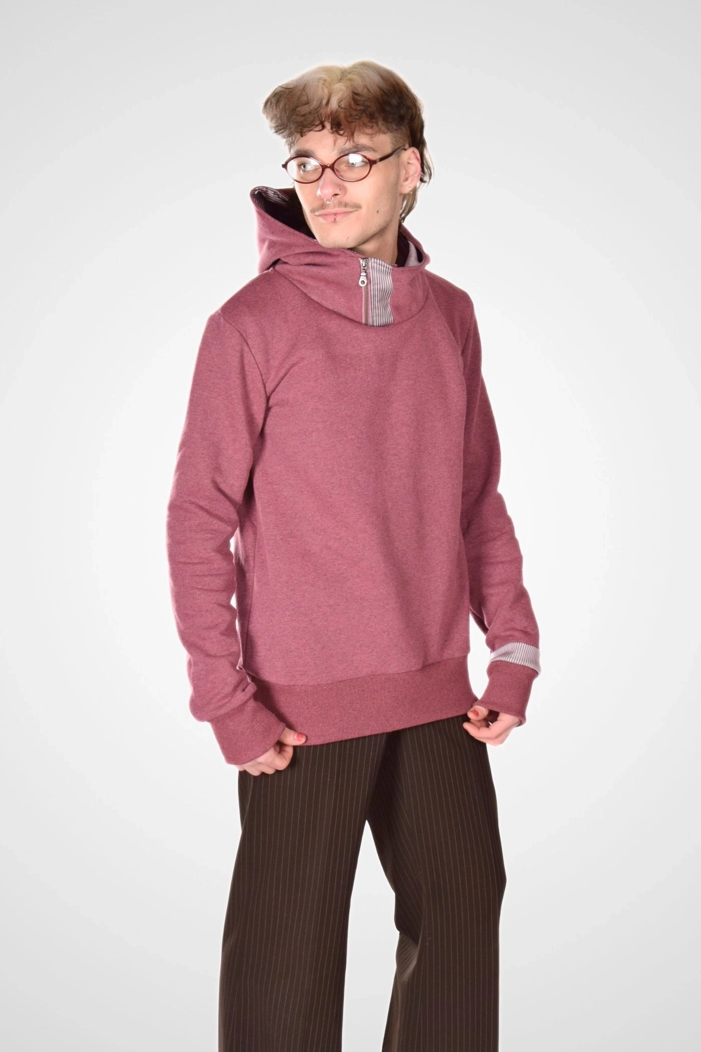 Kapuzenpulli "Carlo" in Altrosa von Potatoes in Seitenansicht mit seitlichem Reißverschluss am Kragen