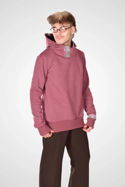 Kapuzenpulli "Carlo" in Altrosa von Potatoes in Seitenansicht mit seitlichem Reißverschluss am Kragen