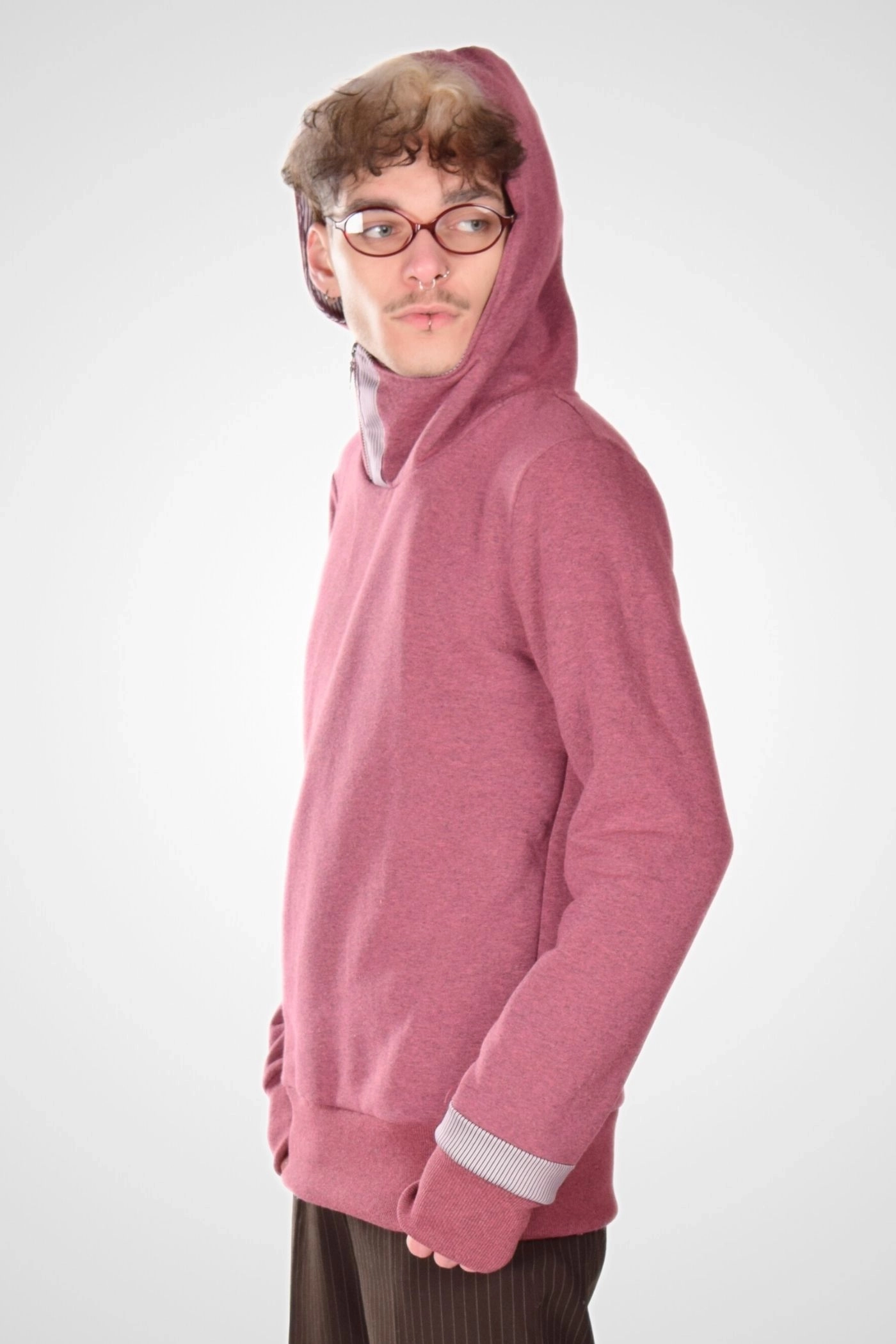 Seitenansicht eines Kapuzenpullis "Carlo" in Altrosa von Potatoes mit aufgesetzter Kapuze