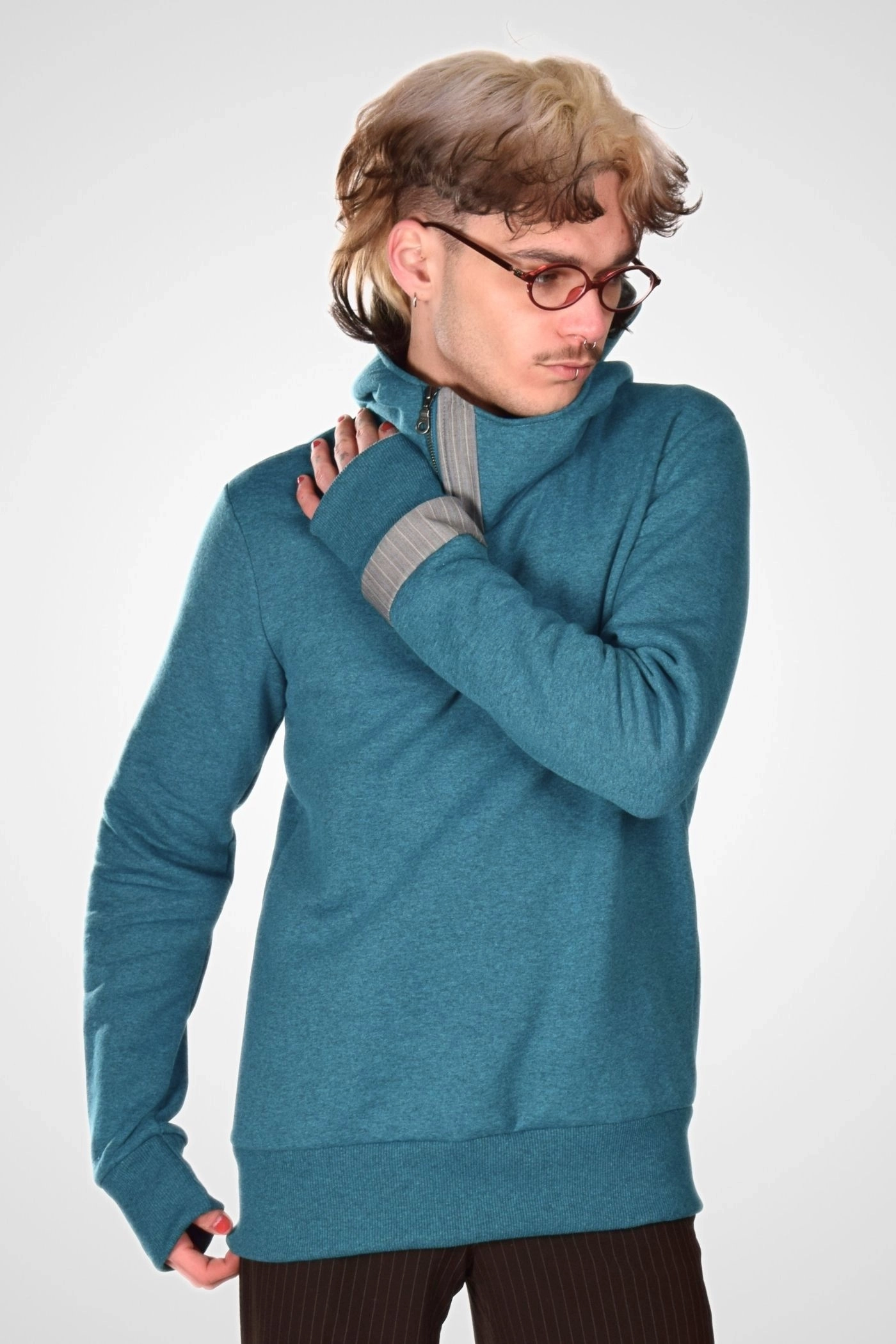 Kapuzenpulli "Carlo" in Petrol von Potatoes frontal gezeigt mit offen sichtbarem Kragen und seitlichem Reißverschluss