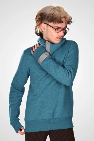 Kapuzenpulli "Carlo" in Petrol von Potatoes frontal gezeigt mit offen sichtbarem Kragen und seitlichem Reißverschluss