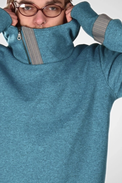 Detailansicht des Kragens vom Kapuzenpulli "Carlo" in Petrol