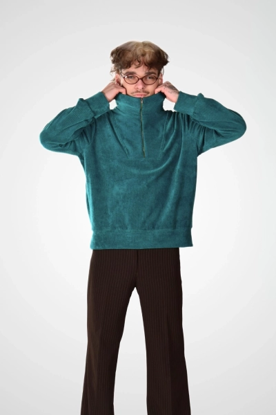 Vorderansicht eines Troyer Pullovers in Petrol aus Softcord von Potatoes mit Stehkragen und Reißverschluss