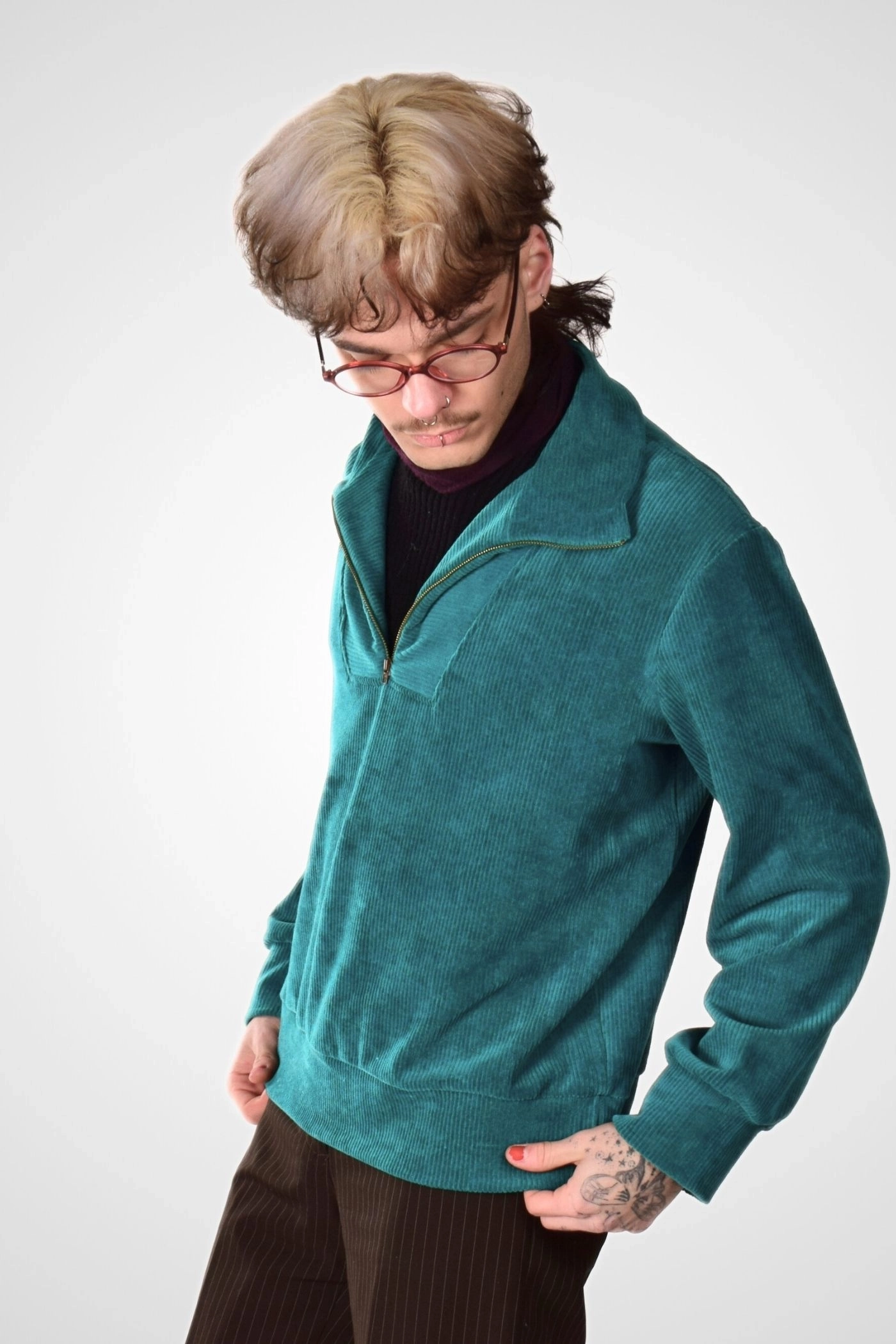 Seitenansicht eines Troyer Pullovers aus Softcord von Potatoes in Petrol