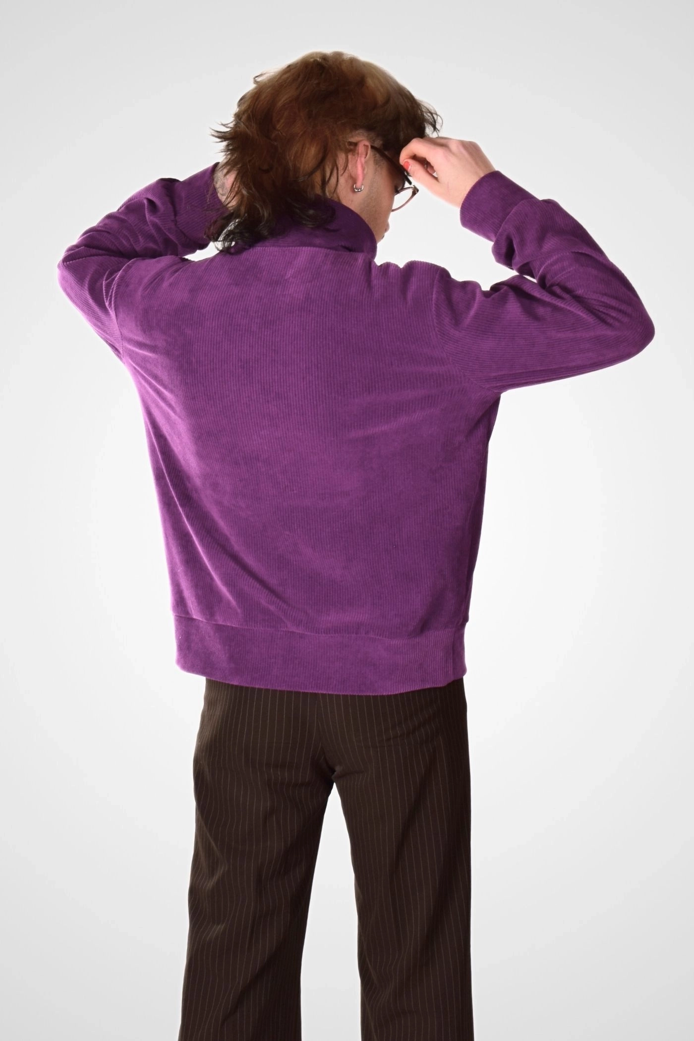 Rückansicht eines Troyer Pullovers in lila aus Softcord von Potatoes