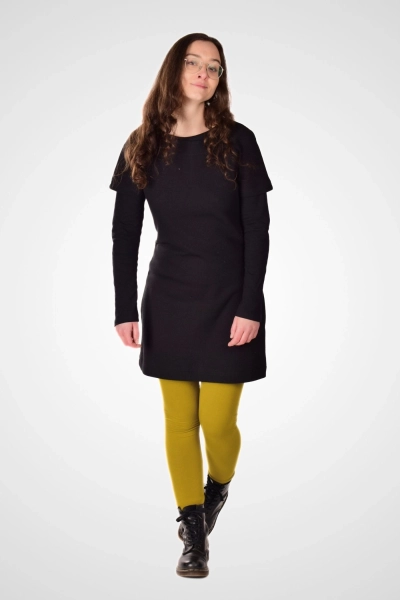 Kurzes schwarzes Kleid aus Feinstrick mit kurzen Raglanärmeln und rundem Ausschnitt - Frontansicht