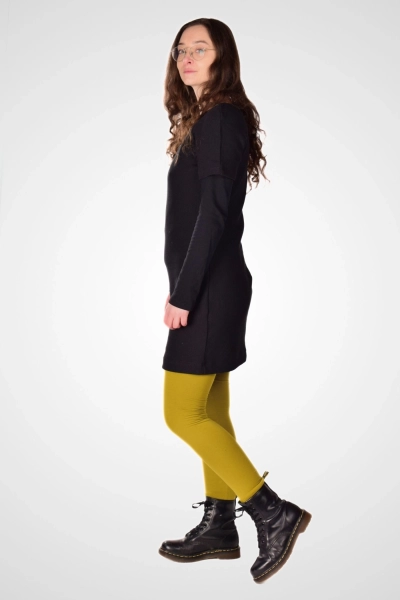 Seitenansicht eines kurzen schwarzen Feinstrickkleides mit Raglanärmeln