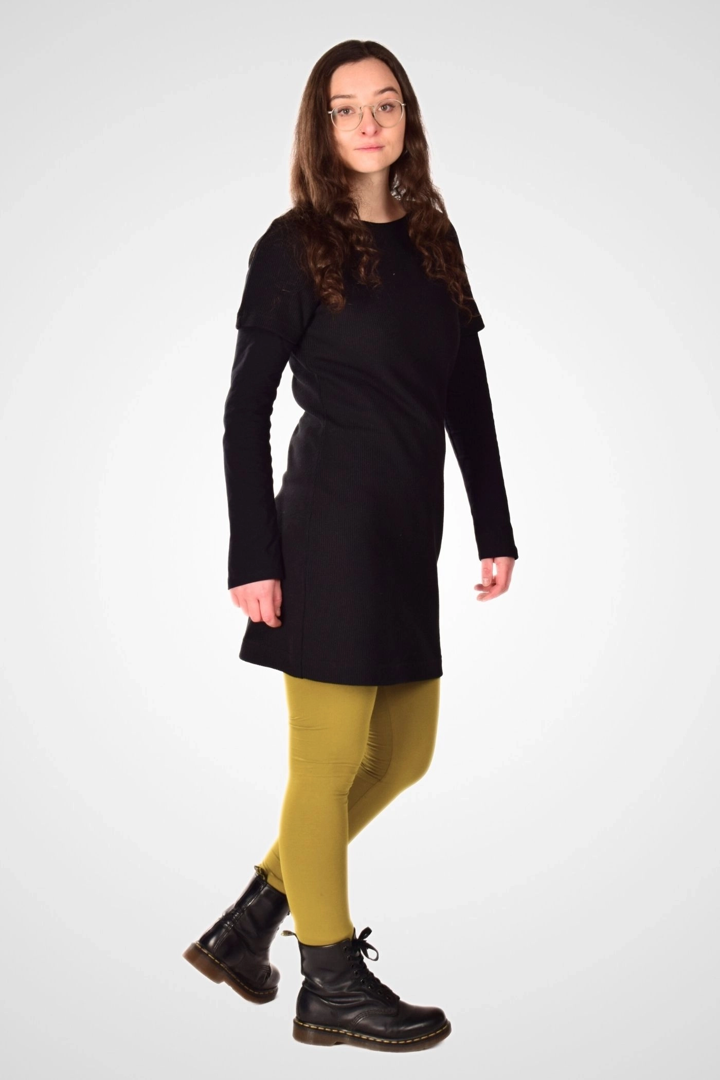 Seitenansicht der anderen Seite eines kurzen schwarzen Feinstrickkleides von Potatoes