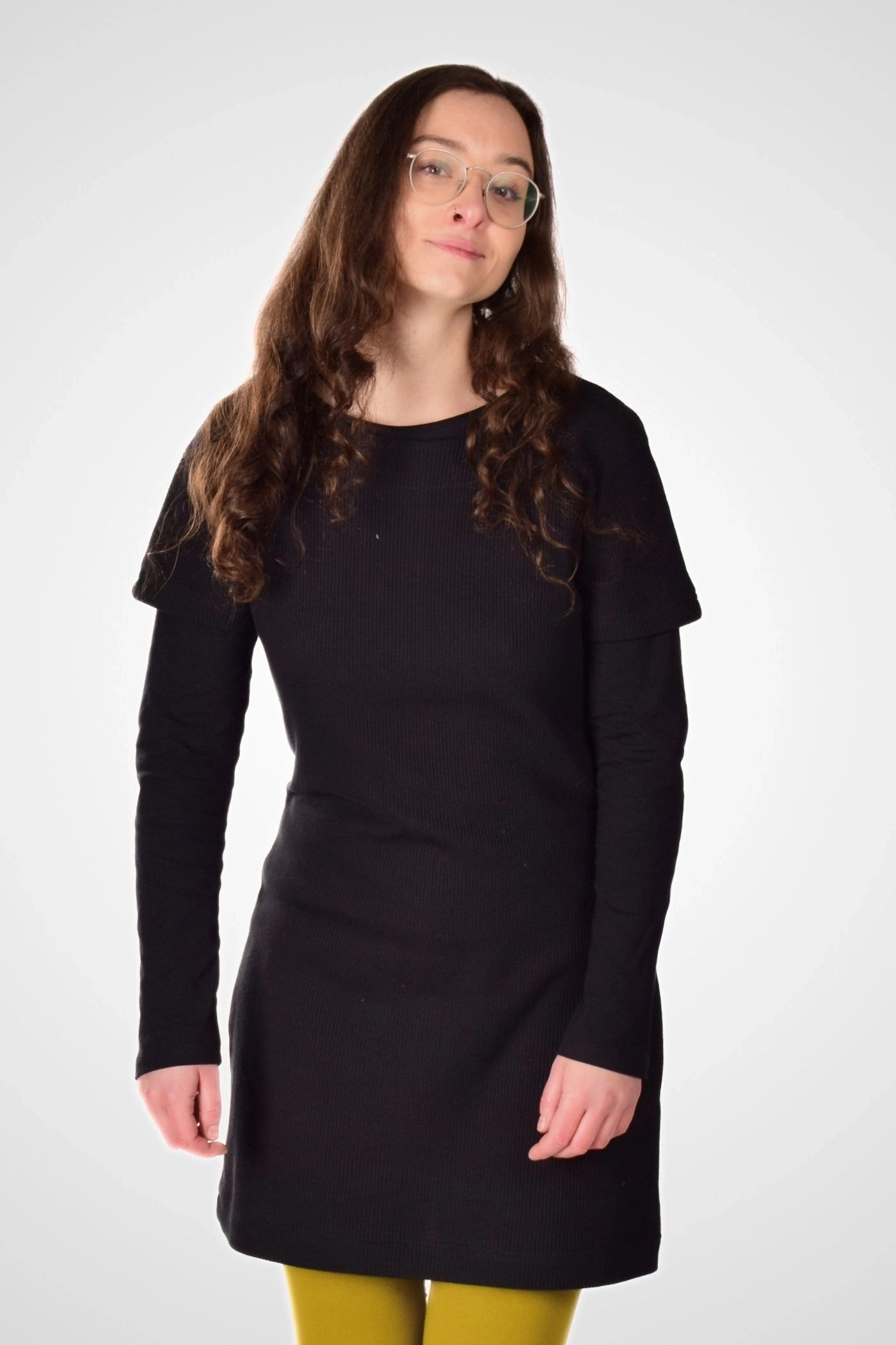 Schwarzes Feinstrickkleid mit schlichter Form von vorne