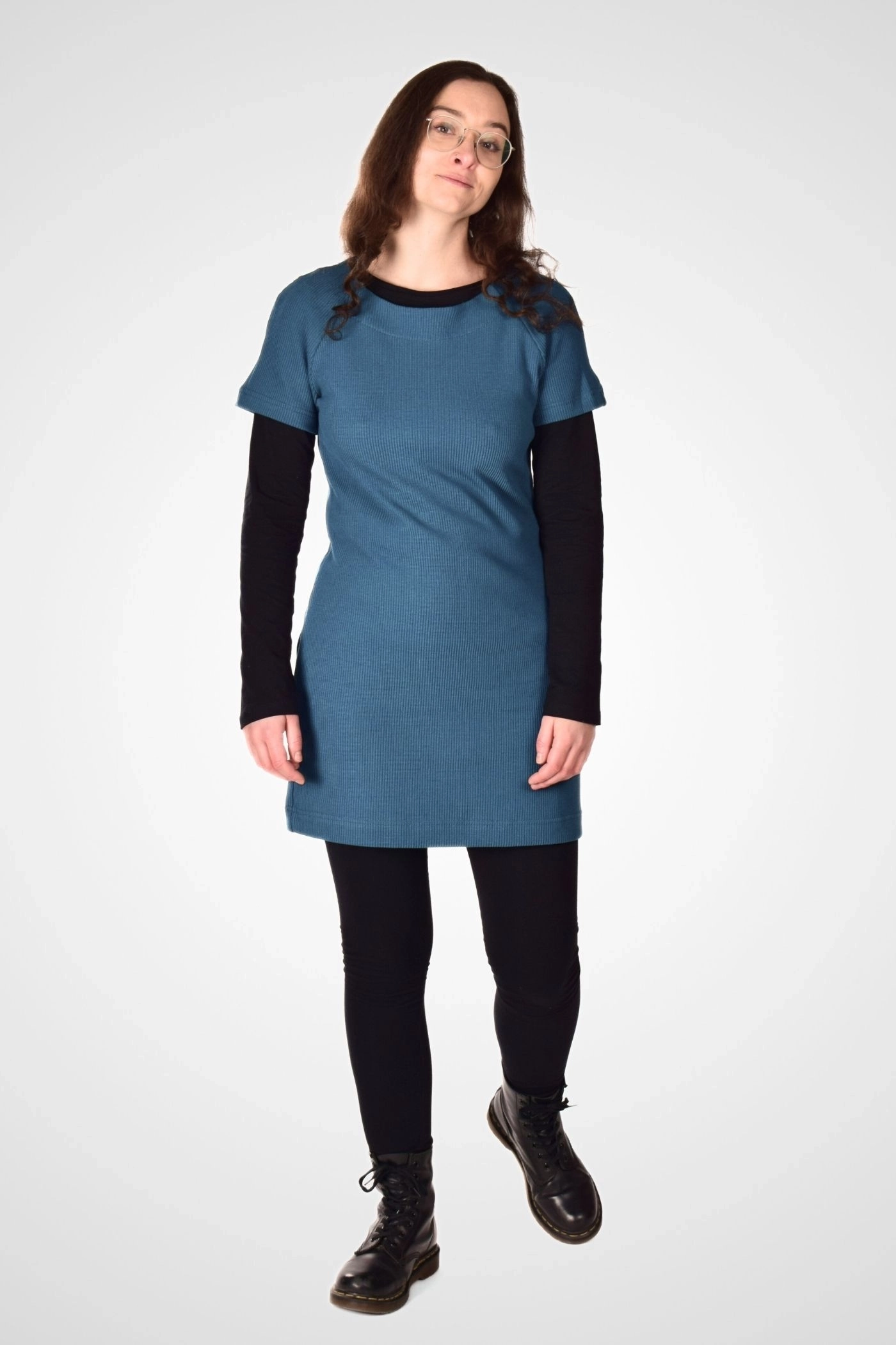 Taubenblaues Feinstrickkleid von Potatoes mit schlichter Form von vorne