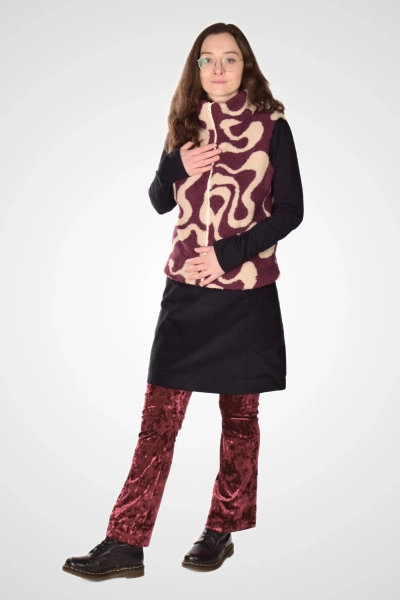 Seitenansicht der Damenweste "Maja" mit hohem Kragen