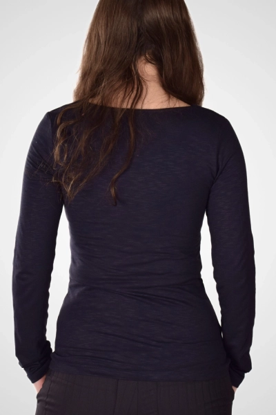 Rückenansicht des dunkelblauen "Marie" Langarmshirts mit klarer Silhouette