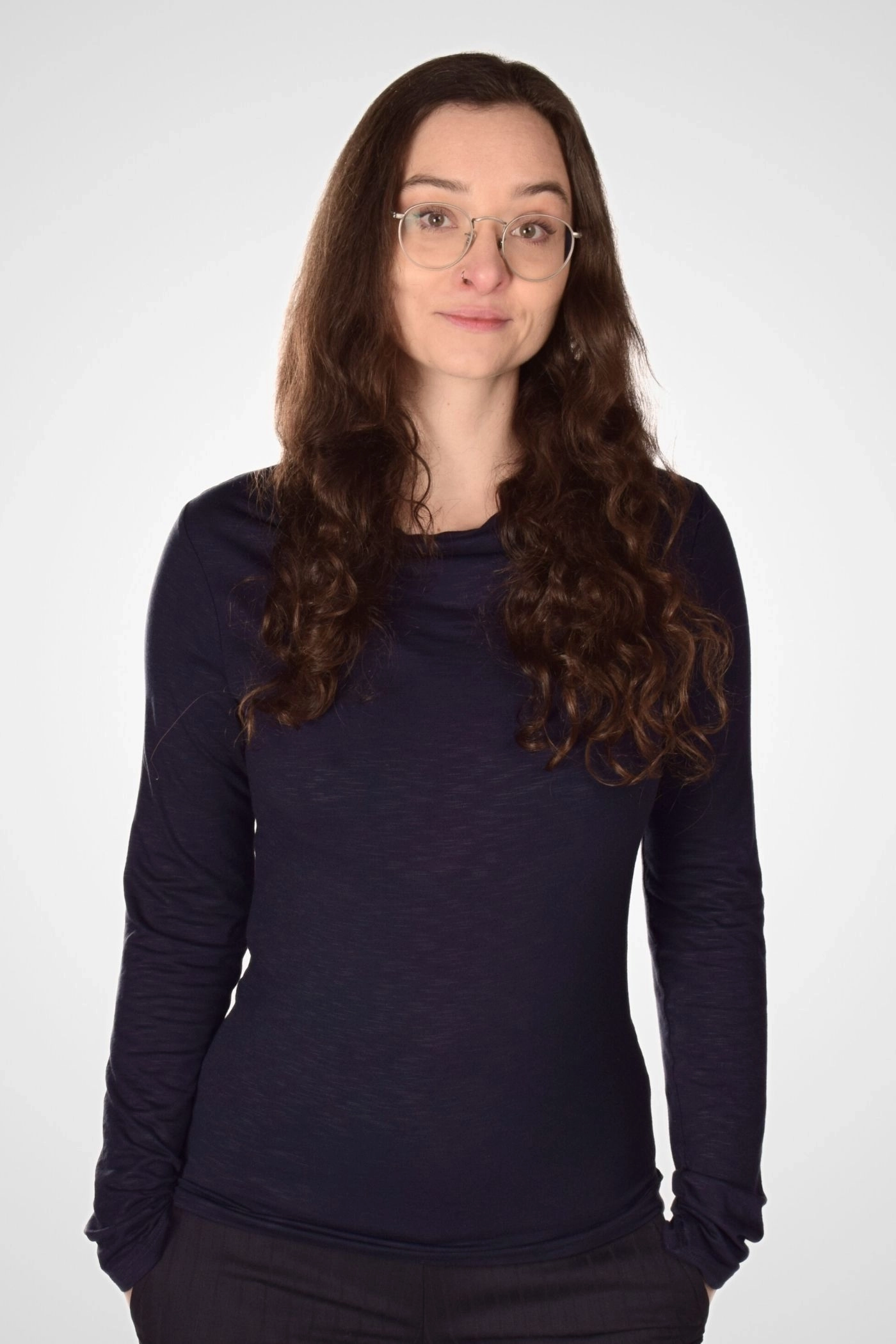 Frontansicht des dunkelblauen "Marie" Langarmshirts mit Wasserfall-Ausschnitt