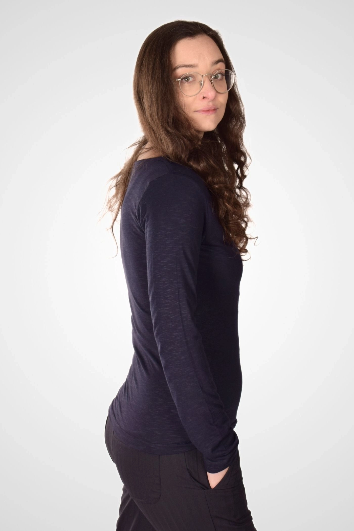 Seitenansicht des dunkelblauen "Marie" Langarmshirts mit lockerem Schnitt