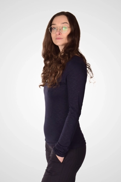 "Marie" Langarmshirt in dunkelblau, seitliche Perspektive