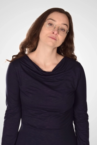 Nahaufnahme des runden Wasserfall-Ausschnitts des dunkelblauen Langarmshirts "Marie"