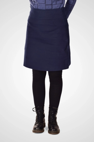 Knielanger, gefütterter Baumwollrock in dunkelblau von Potatoes, Vorderseite mit glatter Silhouette