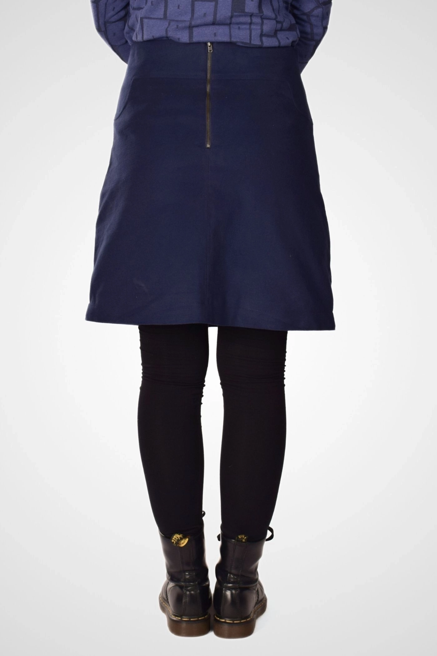 Gefütterter Damenrock knielang von Potatoes, Rückansicht mit Reißverschluss auf der Rückseite