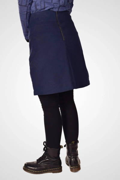 Baumwollrock "Nelly" in dunkelblau aus Peau de Pêche von Potatoes, Rückseite mit Reißverschluss