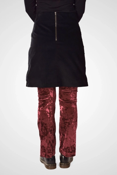 Frontansicht Minirock "Nelly" in schwarz aus Peau de Pêche von Potatoes mit cleanem Schnitt