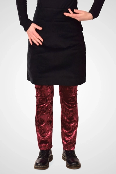 Frontansicht Minirock "Nelly" in schwarz aus Peau de Pêche von Potatoes mit cleanem Schnitt