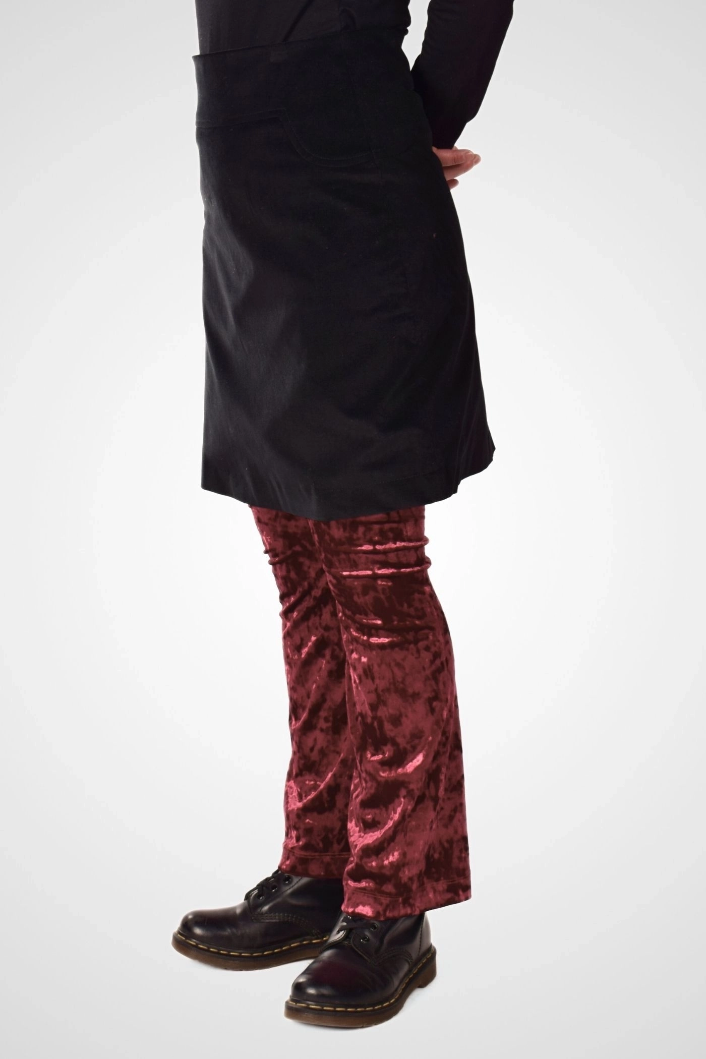 Seitenansicht "Nelly" in schwarz, knielanger Baumwollrock von Potatoes