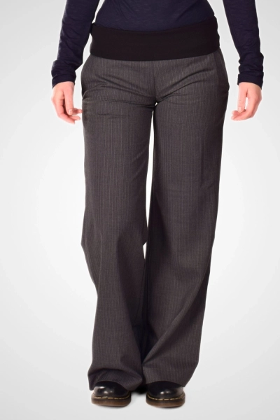 Frontansicht der Wide Leg Hose "Queen" mit elastischem Bund und geradem, weitem Bein in fließender Qualität.