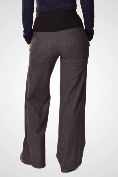 Frontansicht der Wide Leg Hose "Queen" mit elastischem Bund und geradem, weitem Bein in fließender Qualität.