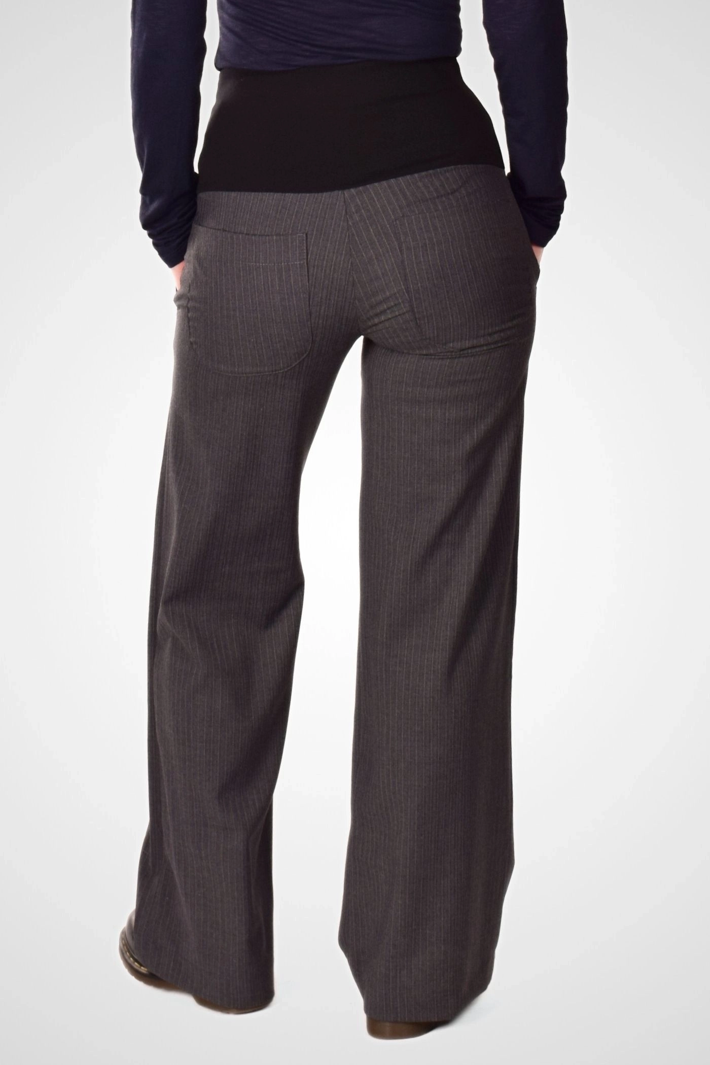 Rückansicht der Wide Leg Hose "Queen" mit elastischem Bund und locker fallendem Bein.