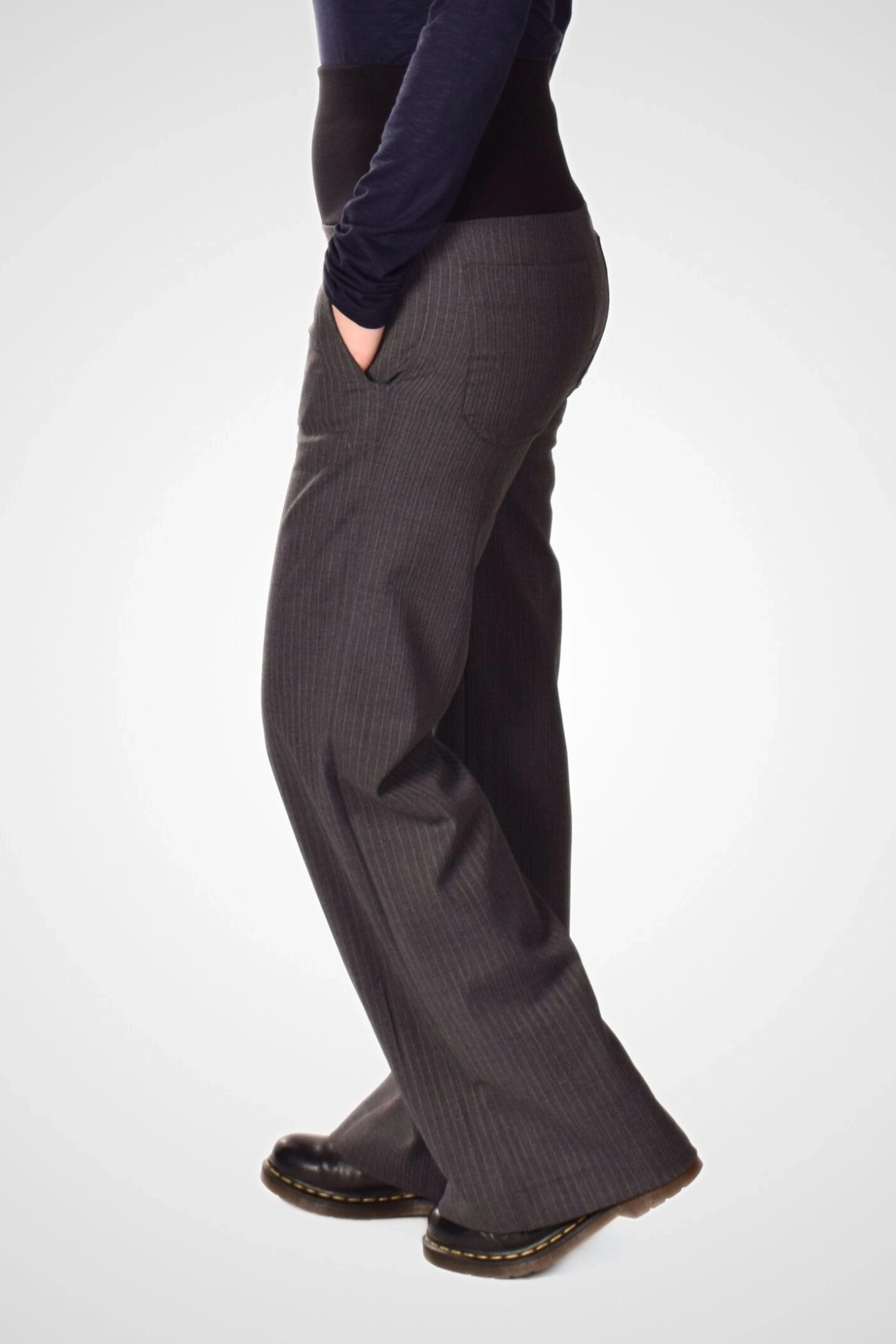 Seitenansicht der Wide Leg Hose "Queen" mit locker fallendem, weitem Bein und bequemer Bundlösung.