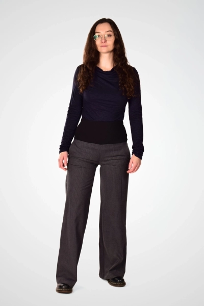 Moderne Wide Leg Hose "Queen" von vorne getragen, lockerer Sitz mit elastischem Bund und weiter Silhouette.