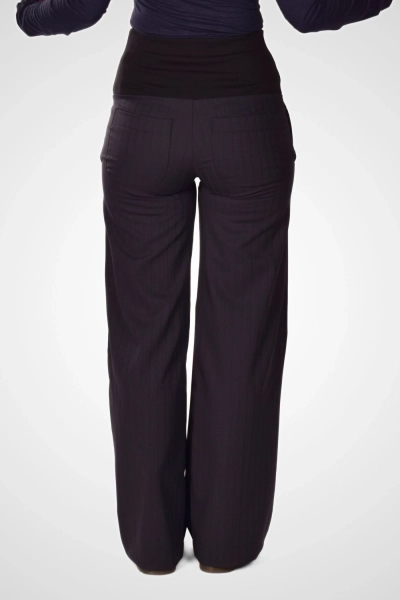 Nahaufnahme von vorne der Hose "Queen" in anthrazit mit bequemem Bund und weitem Bein.