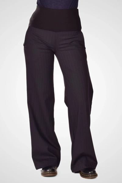 Nahaufnahme von vorne der Hose "Queen" in anthrazit mit bequemem Bund und weitem Bein.