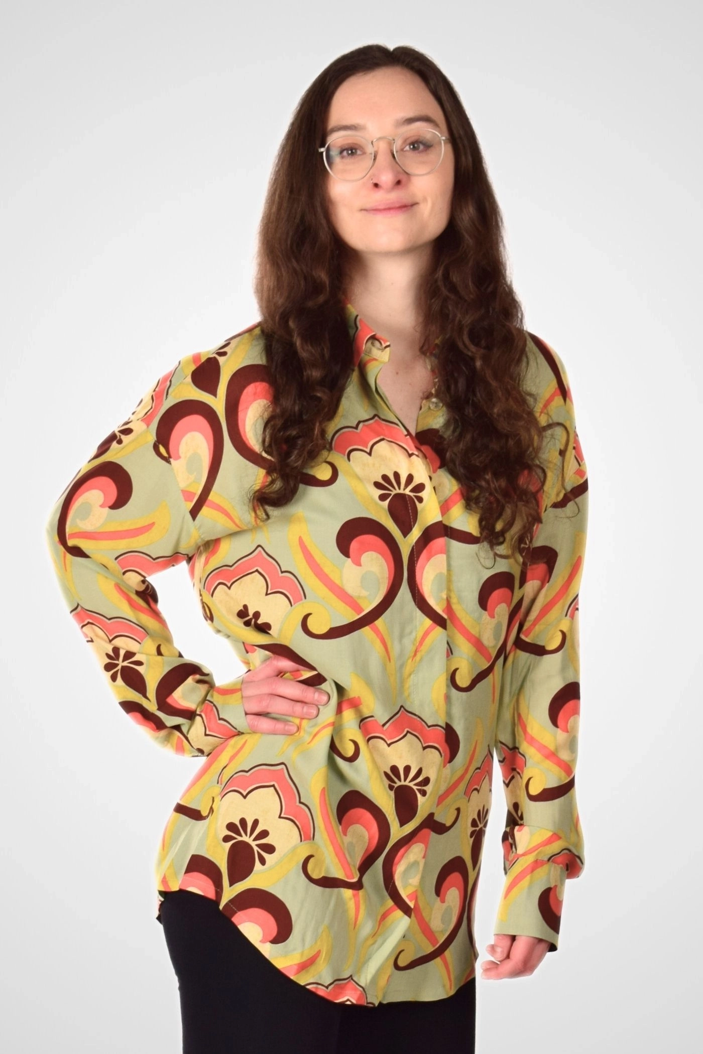 Vorderansicht der Potatoes Bluse "Lea" aus weicher Viskose - locker geschnittene Oversize-Passform