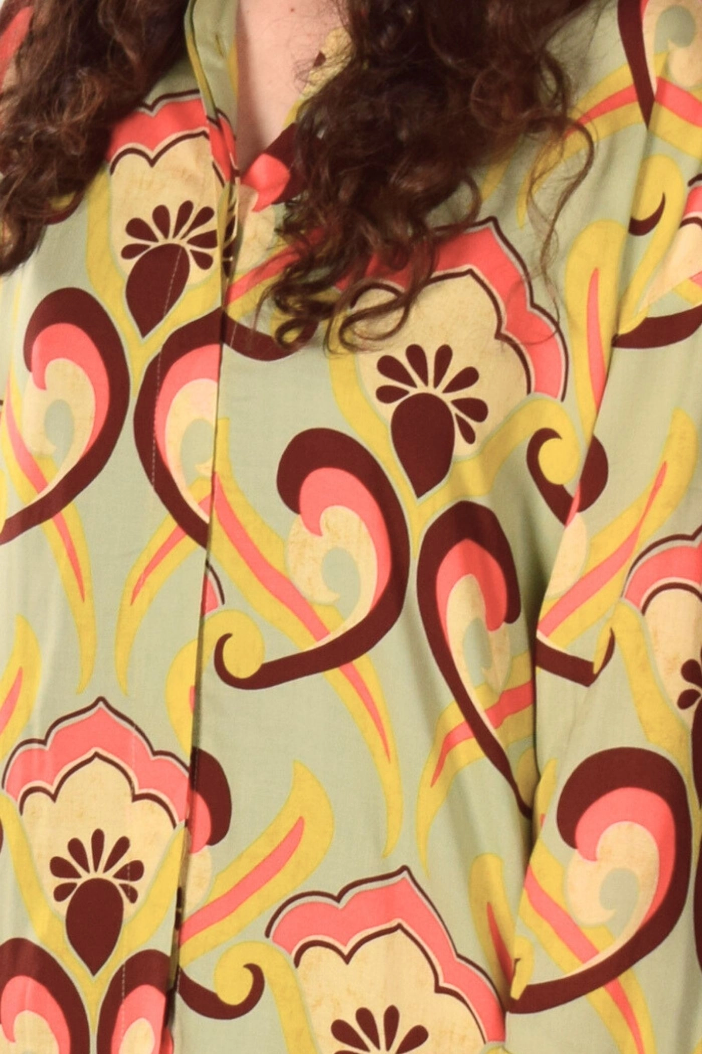 Detailansicht des orientalischen Musters der Bluse "Lea"