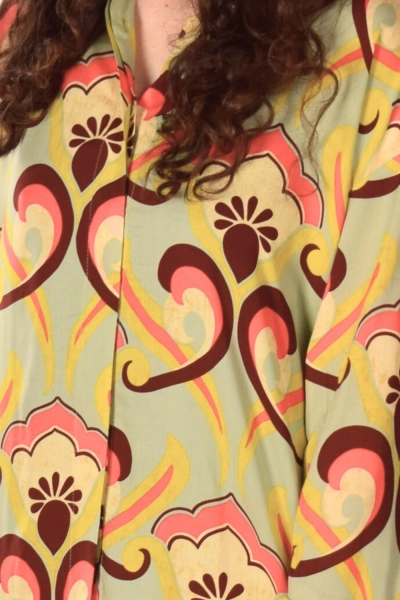 Detailansicht des orientalischen Musters der Bluse "Lea"