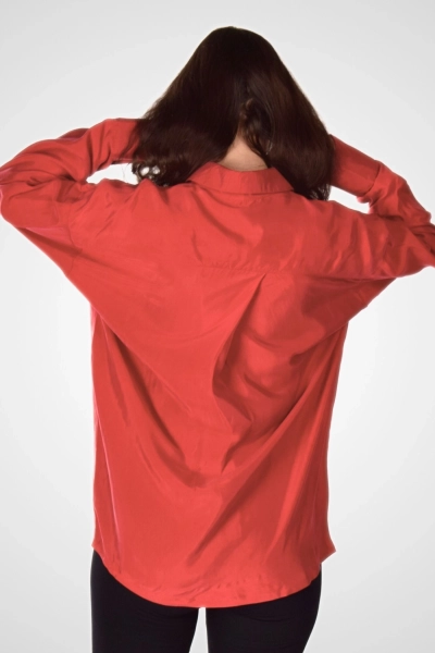 Damen Oversize Bluse "Lea" in Rot von Potatoes aus hochwertigem Cupro - Vorderansicht