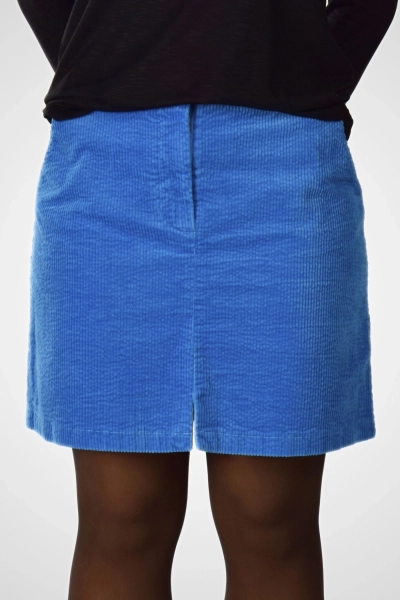 Vorderansicht des Cordrocks "Beate" in Cyan aus Cord mit doppelter Knopfleiste und Reißverschluss